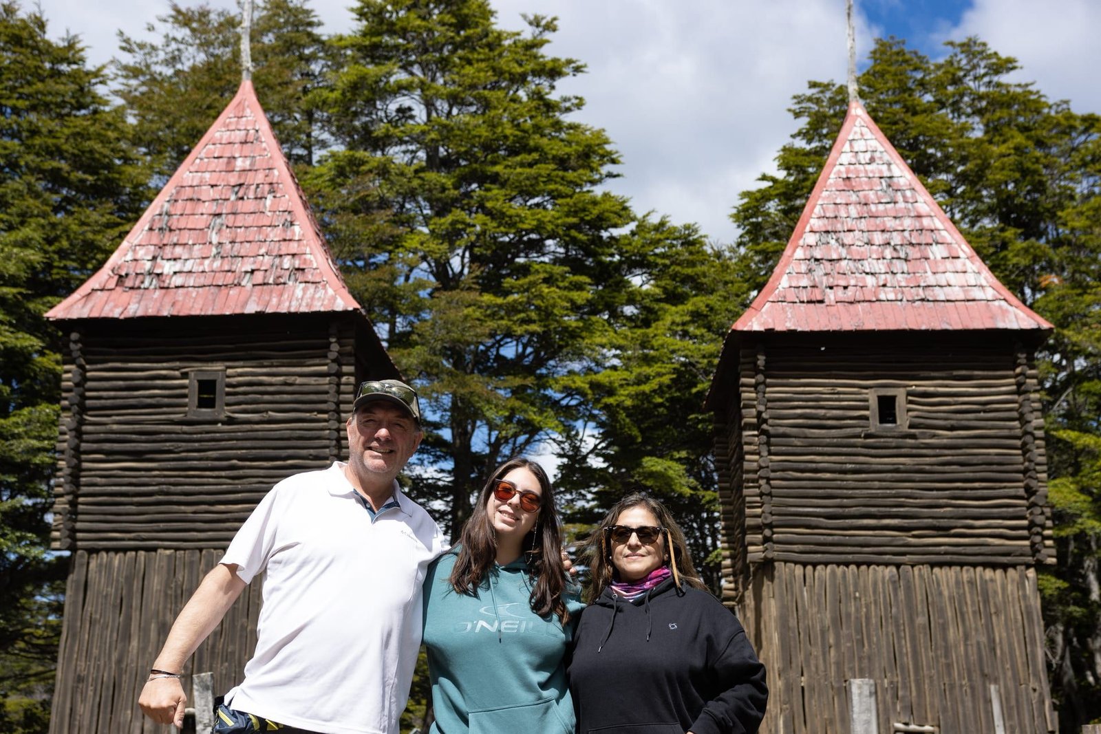 Viajeros frente a los torreones de madera del Fuerte Bulnes